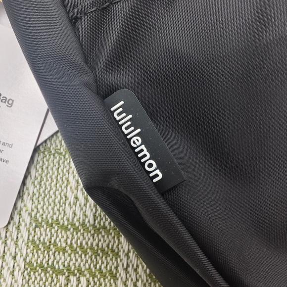 Lululemon All Night Festival Bag 5L Black Gold Accents - Picture 6 of 6